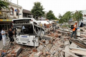 christchurch-earthquake-new-zealand-bus_32420_big